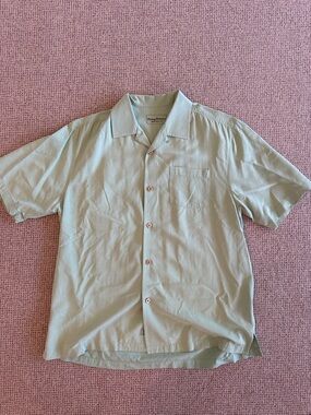 Tommy Bahama 100% silk Light green button down - size M